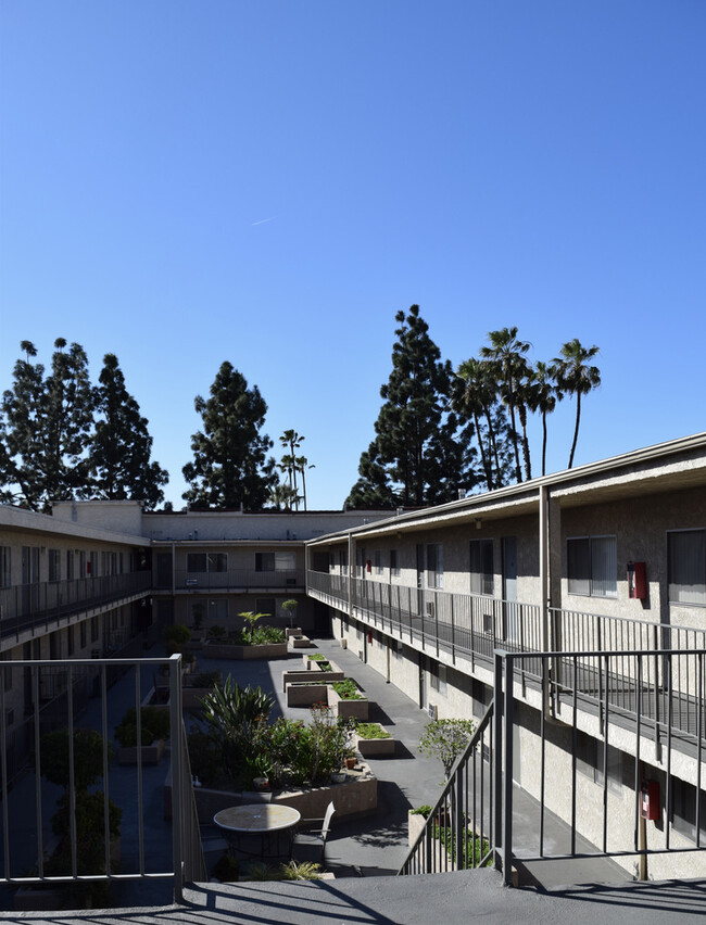 Building Photo - 1600 N San Fernando Blvd