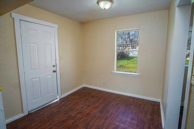 Building Photo - 819 Larry St