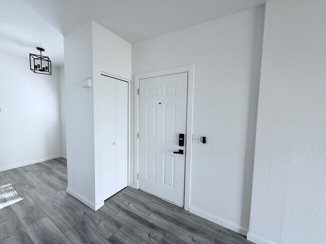 Building Photo - 1 Bedroom condo in Phoenix
