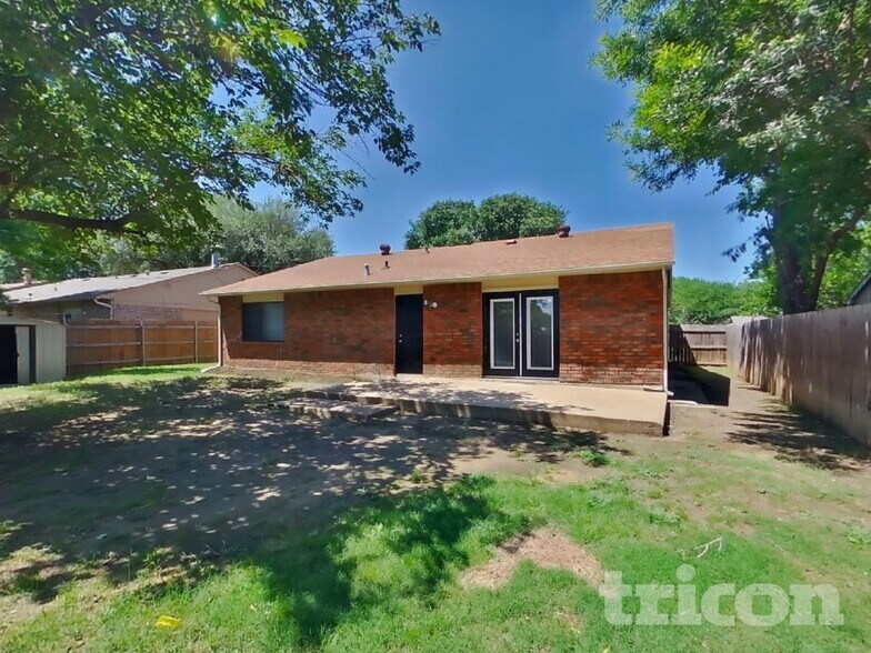 Building Photo - 413 S Willow St