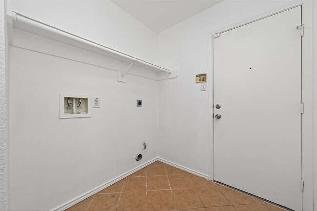 Building Photo - 15619 Winding Valley Dr