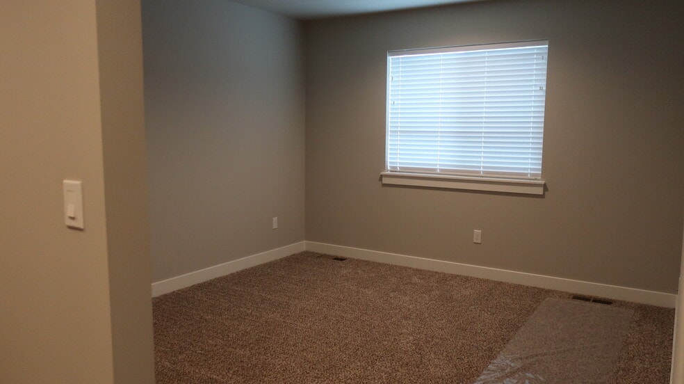 Building Photo - 1099 S New Oak Ln