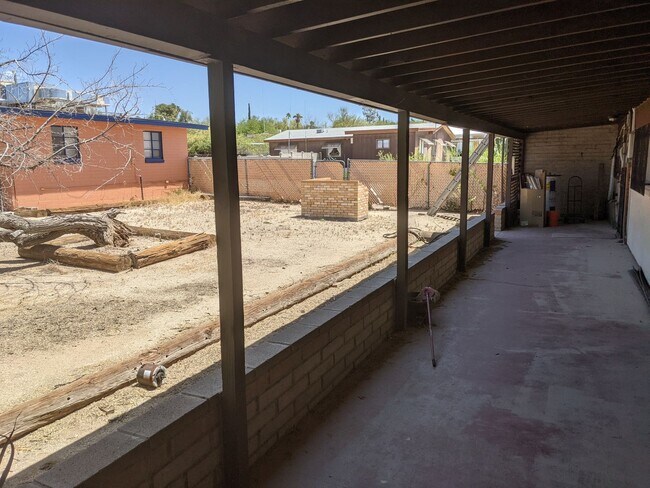 Building Photo - East Side Rental