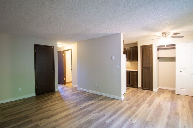 Building Photo - Get $500 OFF! Top Floor 2-Bed in Multnomah Village Ready Now!