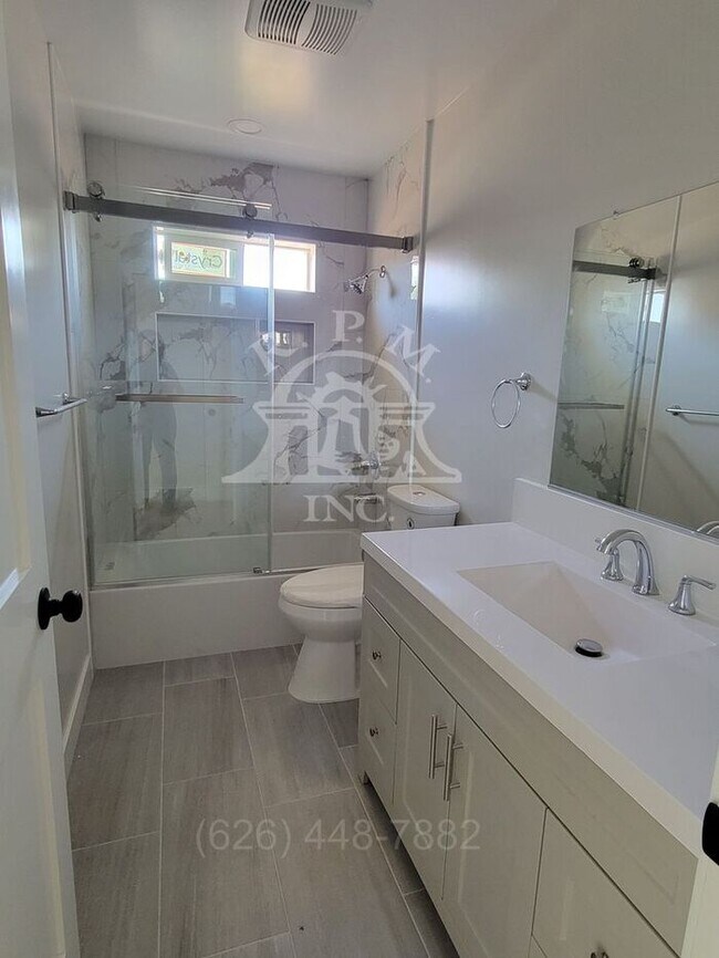 Building Photo - Modern 3 Bedroom Back House