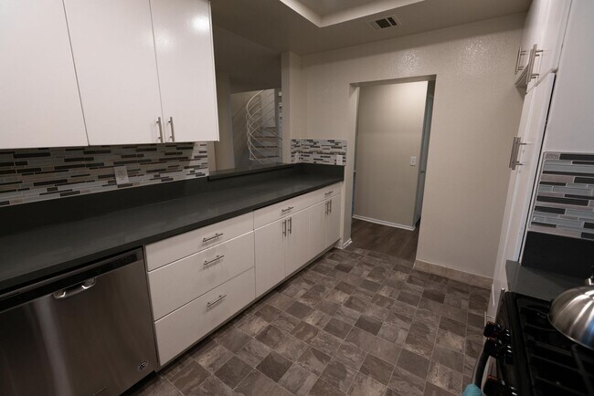Interior Photo - 4532 Murietta Ave