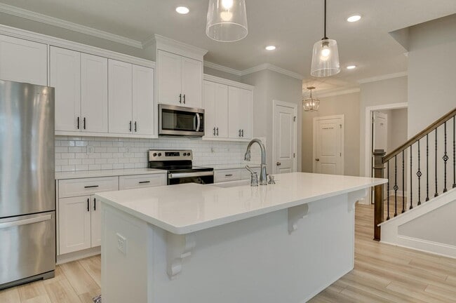 Building Photo - 596 Vinings Dr