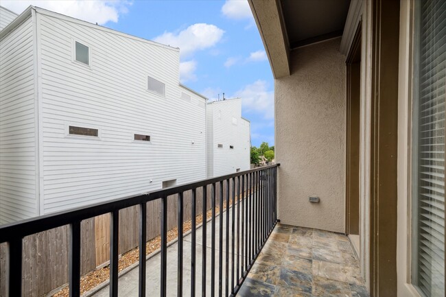 Building Photo - 430 N Live Oak St