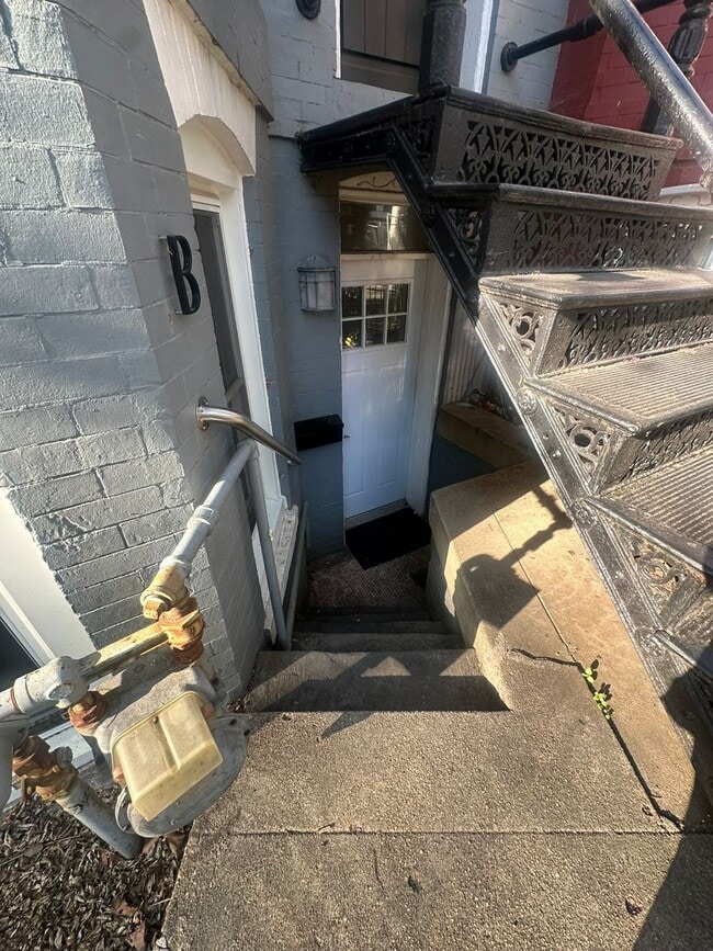 Building Photo - Modern Basement Unti 1 Bedroom/1 Bath, Recently renovated, new stainless steel appliances, floori...