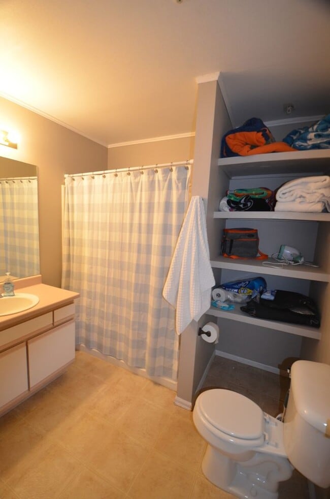 Building Photo - HEAT INCLUDED! Summer Only Rental!