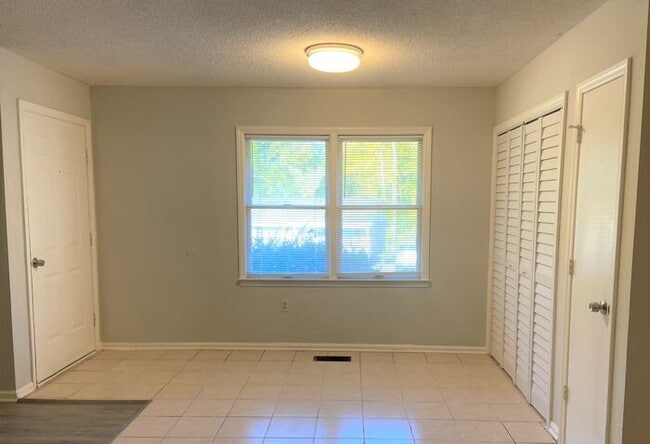 Building Photo - Charming Brick Ranch on a Cul-de-sac! MOVE...