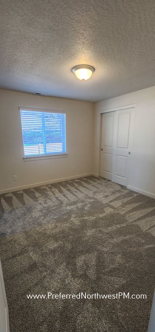 Building Photo - Stunning new build in Lowell