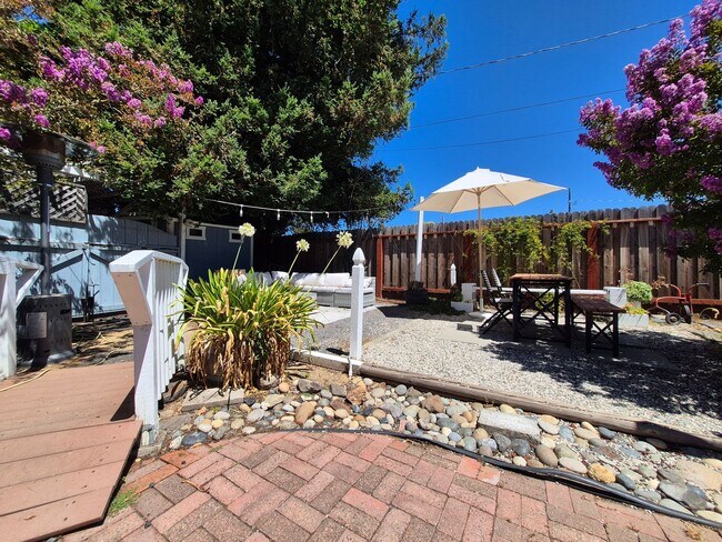 Building Photo - Spacious Duplex with EV Charger and Yard