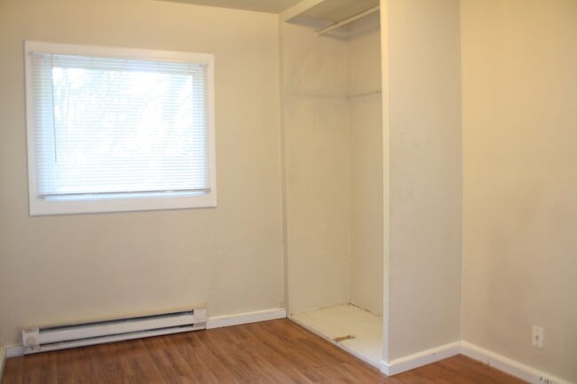 Building Photo - 2/3rd acre lot! 1 bdrm 1 bath. Store your ...