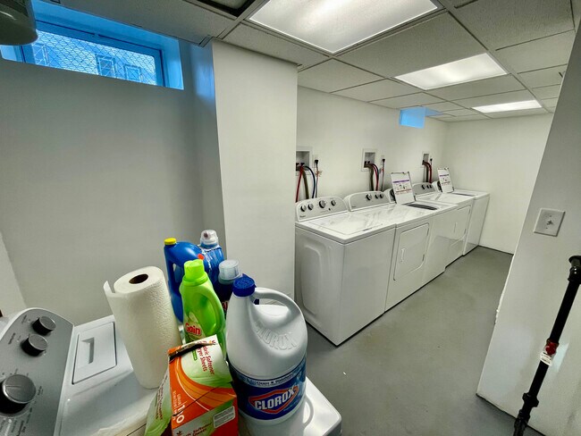 Building Photo - 18 Messenger St