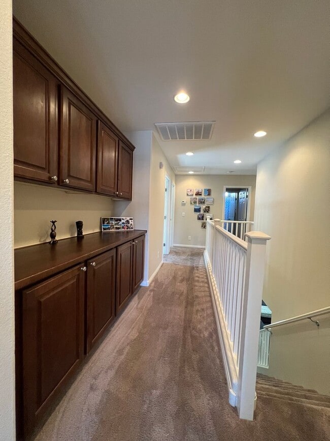 Building Photo - ABSOLUTELY AMAZING! Large 4 bedroom 2 stor...