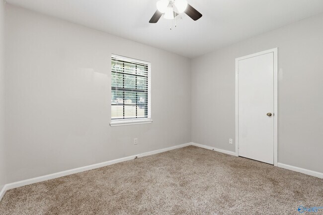 Building Photo - 102 Greenwood Cir
