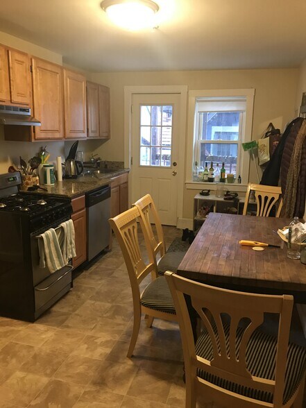 Building Photo - 266 Gold St