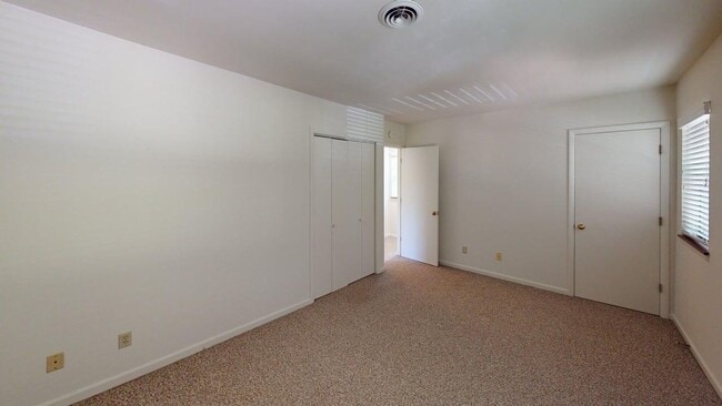 Building Photo - River Run Condo!