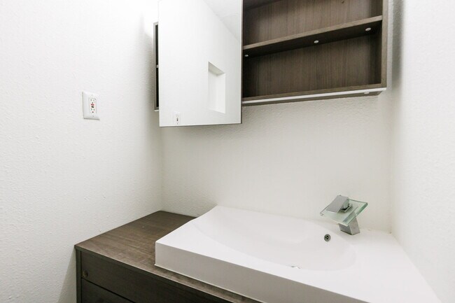 Building Photo - Newly remodeled 3/2/2 in north Lubbock!  M...