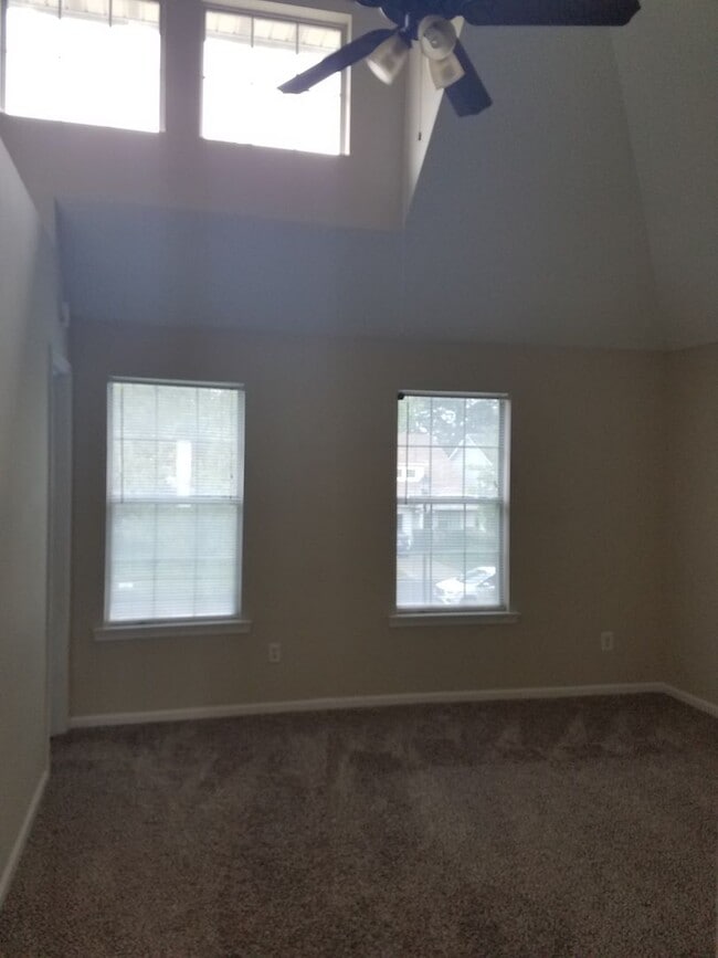 Building Photo - Beautiful 3 Bedroom in Quiet Neighborhood