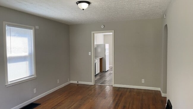 Building Photo - 250 E Parkwood Dr