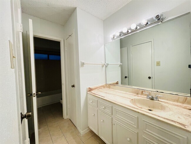 Building Photo - 13892 Hollowgreen Dr