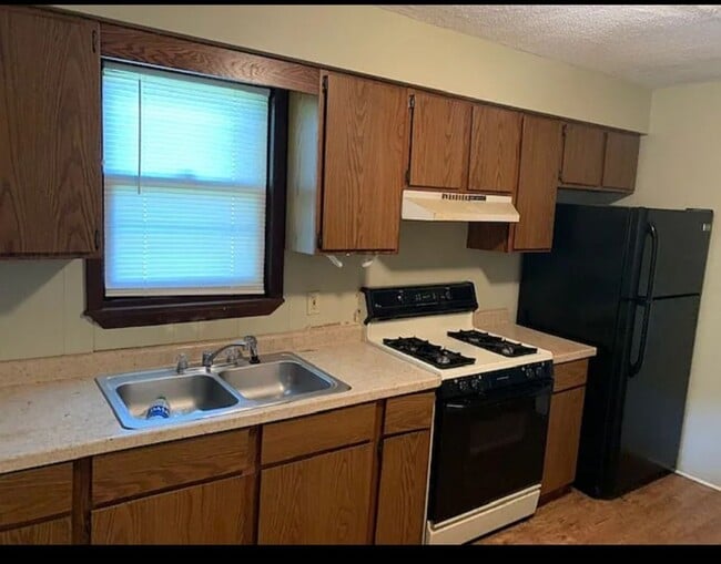 Building Photo - NEW LISTING!! 3 Bedroom 1 Bath