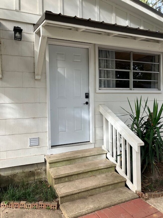 Building Photo - Kings Drive