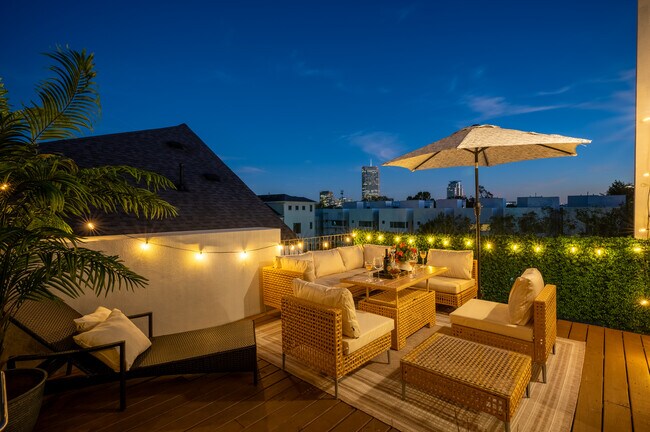 Building Photo - 913 Thompson St