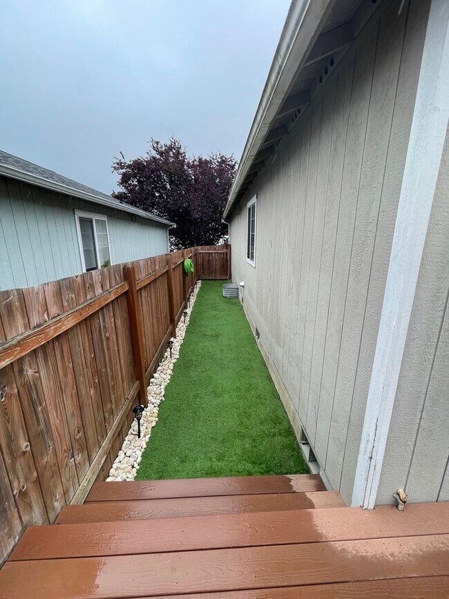 Building Photo - Cozy and Comfortable 3 Bedroom Home, Close to Everything!