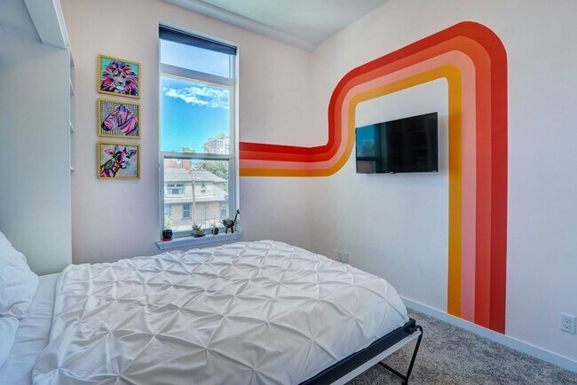 Building Photo - 2 bedroom 2 bath Penthouse apartment in Wa...