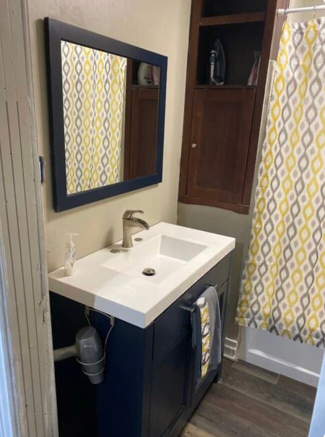 Building Photo - 2712 E Dominguez St