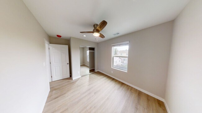 Building Photo - 5119 E Falls View Dr