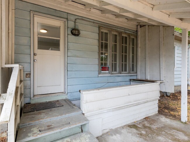 Building Photo - Cozy 2 bedroom, 1 bath now available in NE...