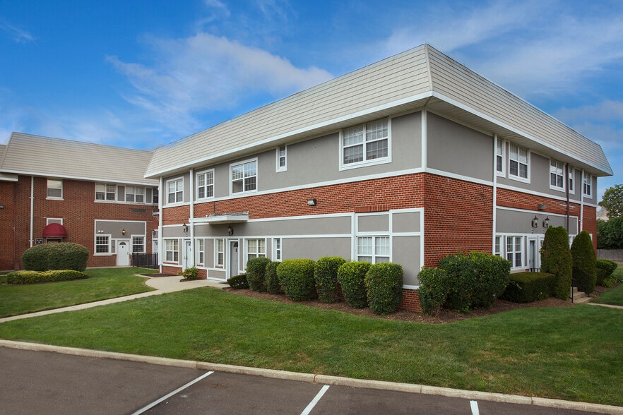 Building Photo - Fairfield Square at East Meadow
