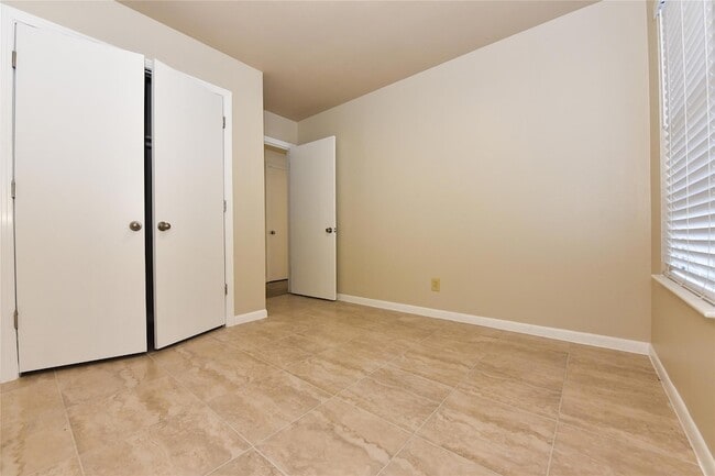 Building Photo - 7605 Carriage Dr