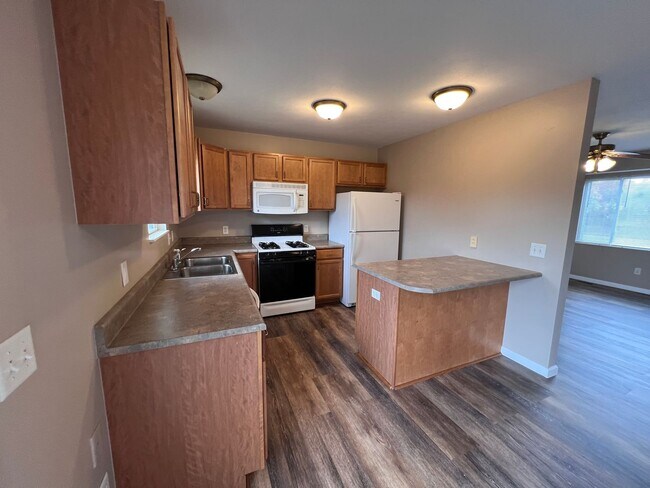 Building Photo - Spacious Split-Level Retreat Just Minutes ...