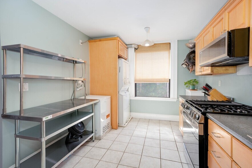 Building Photo - 1064 Beacon St