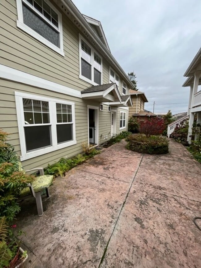 Building Photo - Beautiful 3 Bedroom Townhome with Garage i...