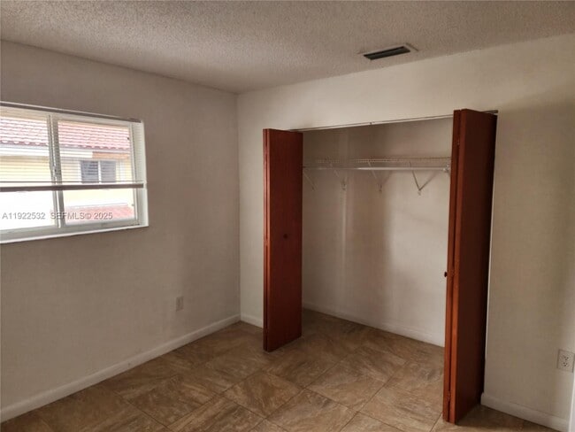 Building Photo - 562 NW 82nd Pl