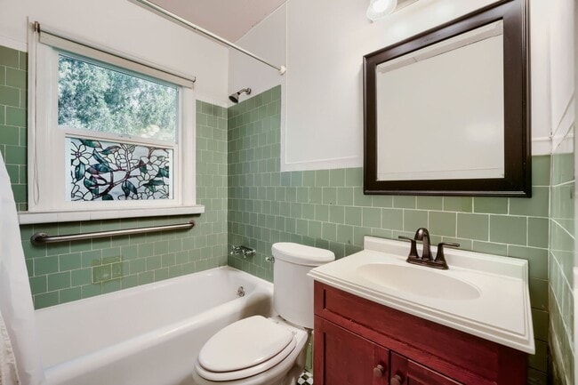 Building Photo - Charming 1bed/2bath Home with Lowel Level Bonus Room in West Seattle!