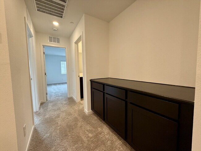 Building Photo - 3 BED 2.5 BATH 2 BALCONY 2 CAR GARAGE TOWNHOUSE IN HENDERSON FOR RENT!!