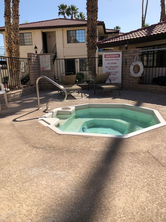 Building Photo - 2 BR Condo in gated community with many ut...
