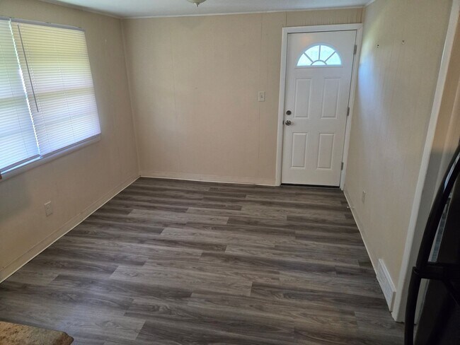 Building Photo - 3 Bedroom 2 Bath House