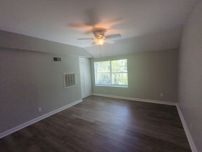 Building Photo - 405 Red Oak Dr