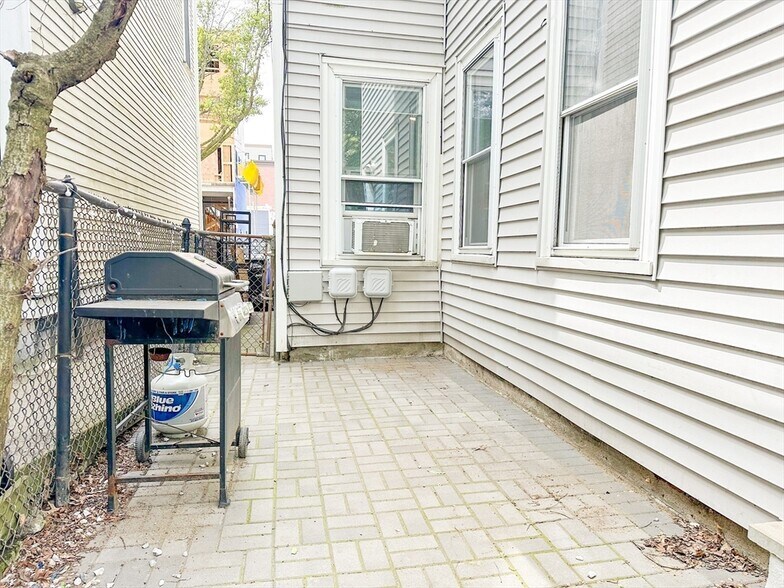 Building Photo - 62 L St