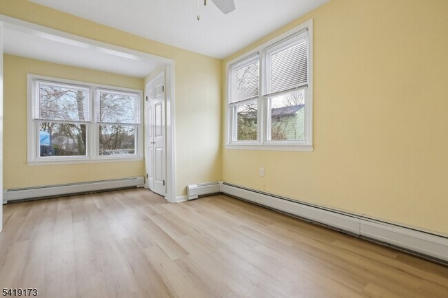 Building Photo - 13 William St