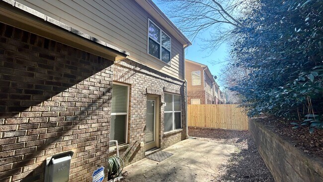 Building Photo - Alpharetta 4 Bedroom-3 Bathroom, Granite Counters, Stainless Appliances, Hardwoods