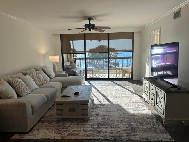 Building Photo - 625 NW North River Dr